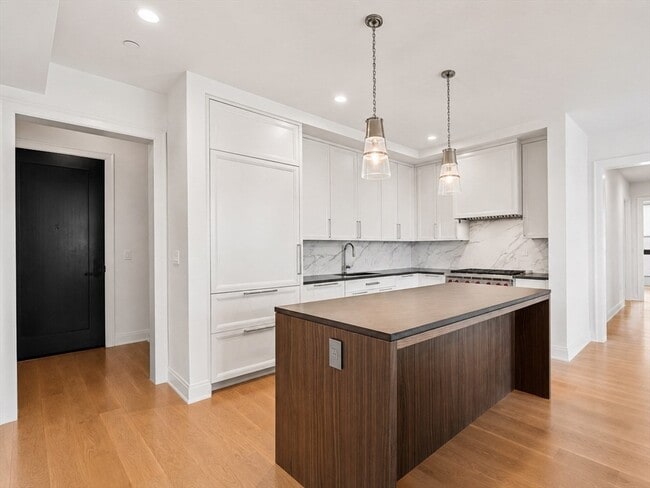 Building Photo - 100 Linden St Unit 203