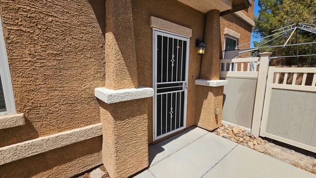Spacious 3 bedroom Town home in Henderson!!! - Spacious 3 bedroom Town home in Henderson!!!