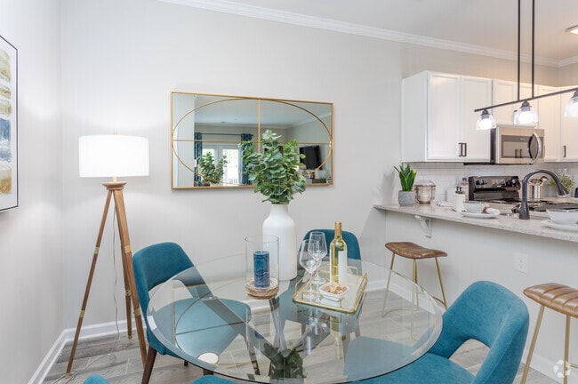 2BR, 2BA - 1055SF Jasper II - Dining Area