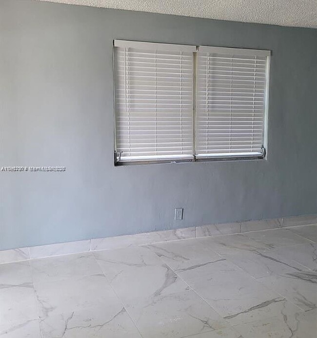 Photo - 935 W 5th St