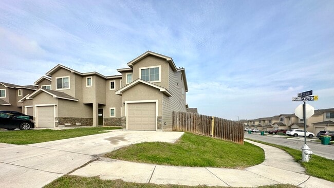Building Photo - $1200 for 1500 sf. Townhome...