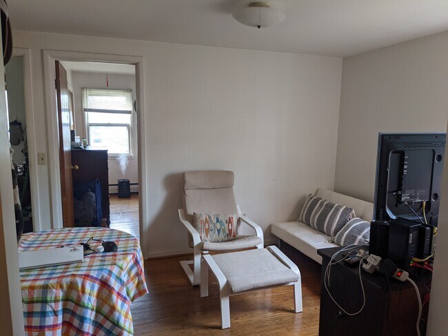 Building Photo - 927 E State St