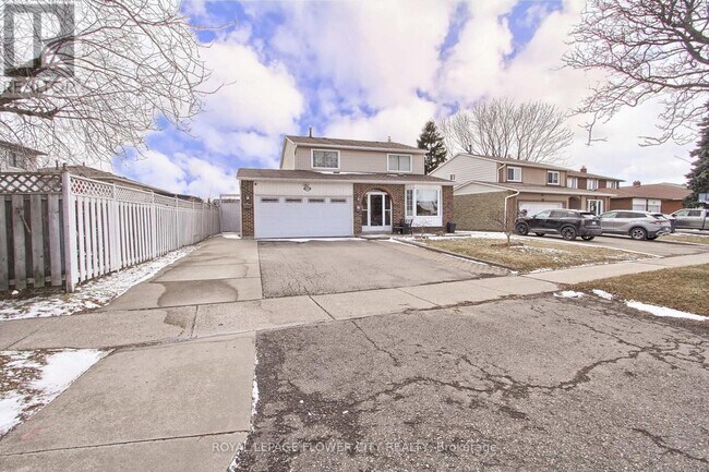 Photo - 243 Centre St N