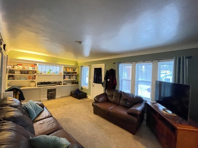 Photo - AVAILABLE JUNE 1st - 2 Bed 1 Bath Near Campus