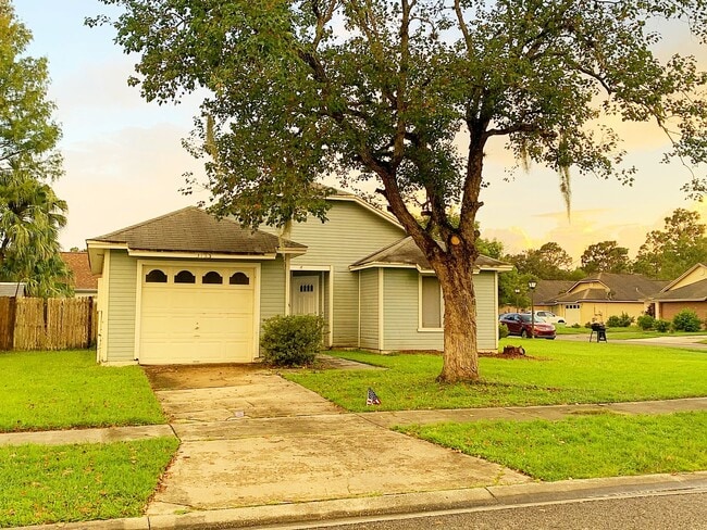 Building Photo - Cozy 3/2 Fenced Home on a Corner Lot