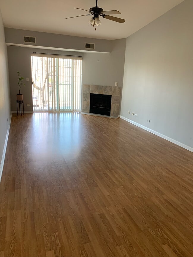 Living Space, Vaulted Ceiling - 798 N Gary Ave Unit 210
