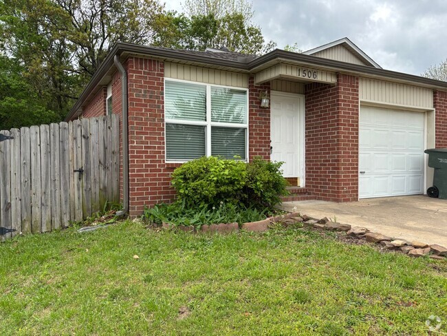 Building Photo - 2 Bedroom and 2 Bath Duplex! Rental