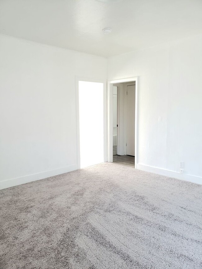Photo - Cozy 1 bed, 1 bath house! Centrally located with washer & dryer!