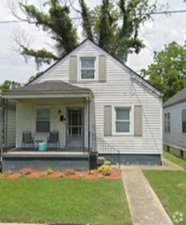 Building Photo - Large home in a great location