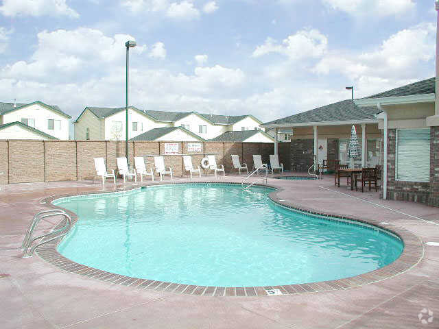 Pool - Creekside Arbour Apartments