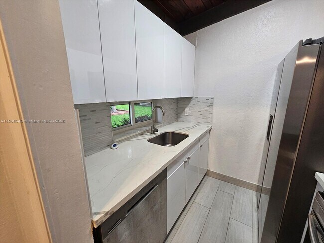 Photo - 227 SE 1st St Unit 7