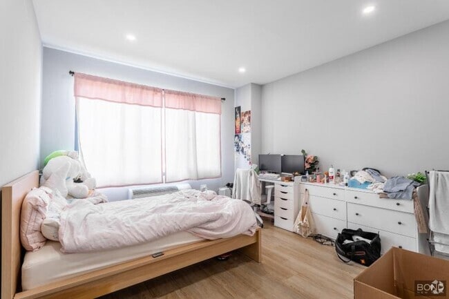 Building Photo - 3 bedroom in Queens NY 11102 Unit 6 Rental