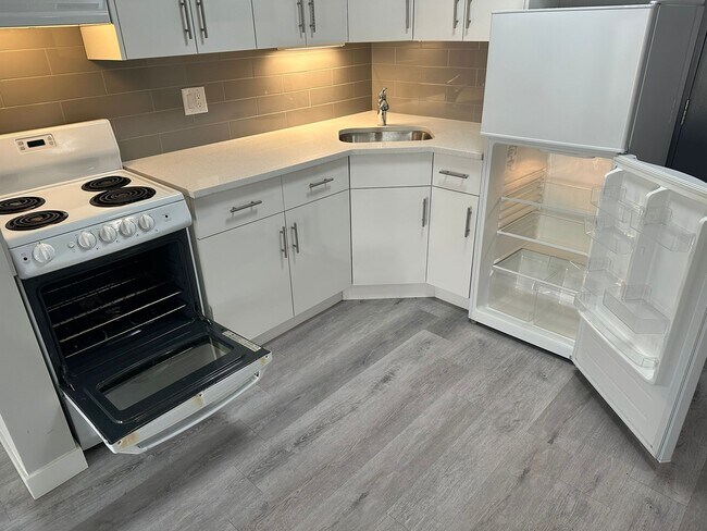 Photo - 13516-102 102 St NW Unit 111