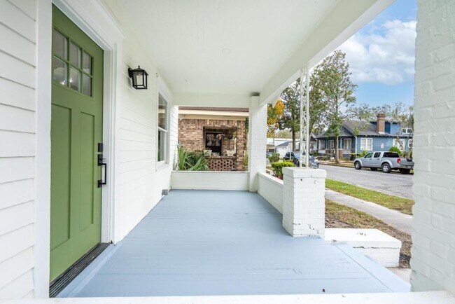 Photo - 1008 E Waldburg St