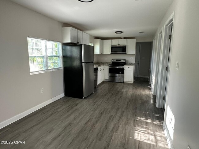 Photo - 619 E 8th Pl