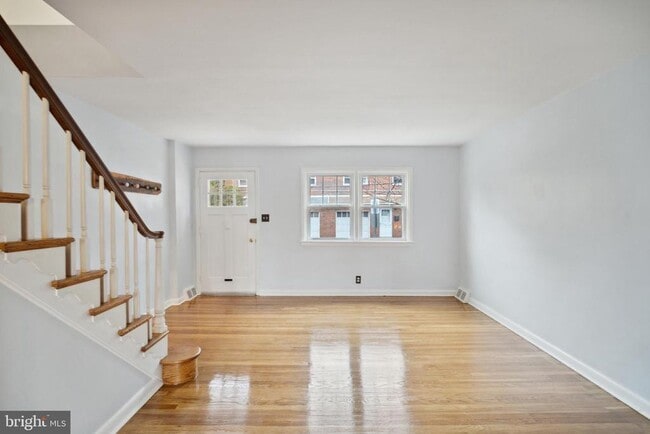 Photo - 3434 Ainslie St