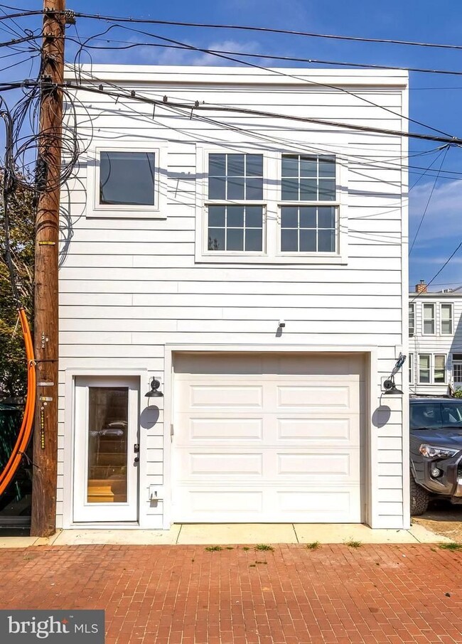 Photo - Private Georgetown Living!