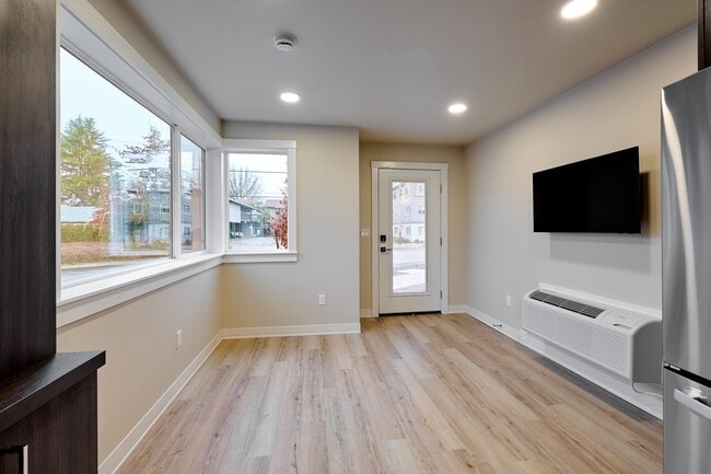 Building Photo - 1940 NW Grant Ave Unit 101