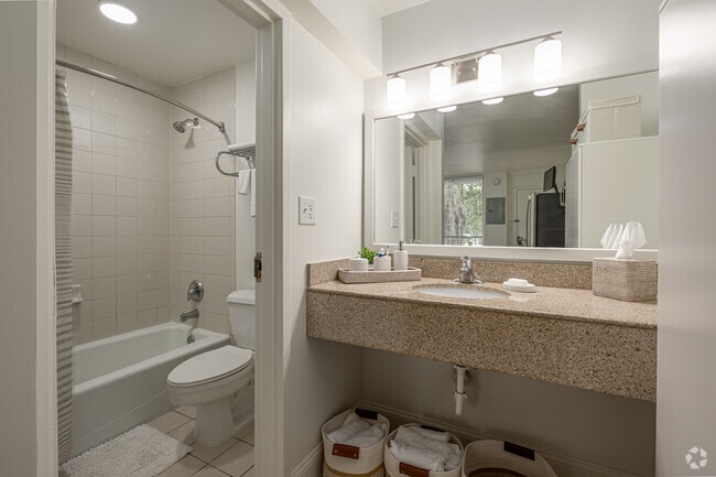 Estudio 252SF: Baño - The Pearl Studio Apartments