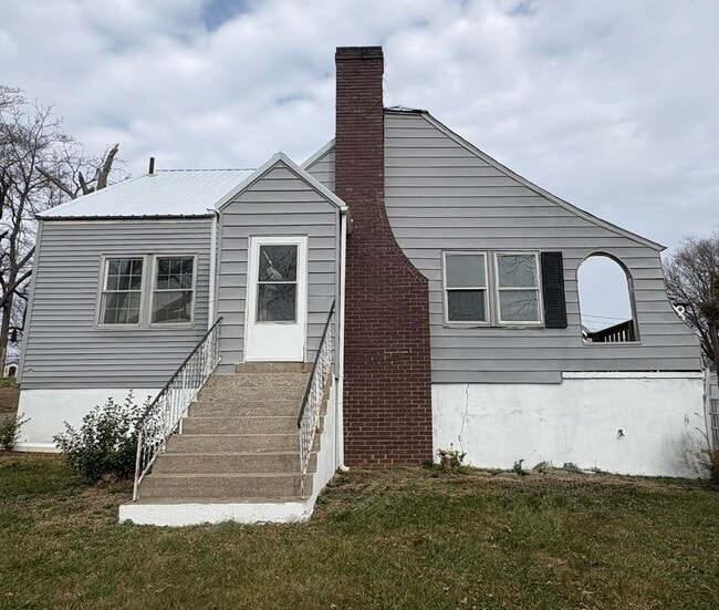 Building Photo - Clean, Cozy Home!