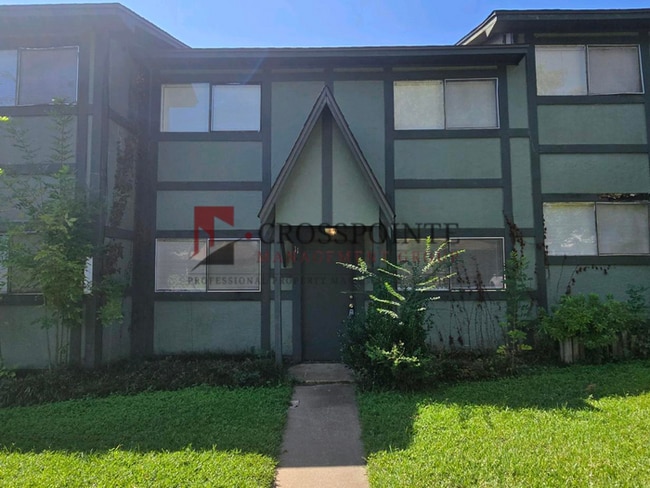 Building Photo - Available! 2 Bedroom 1 Bath Townhome in White Oak!