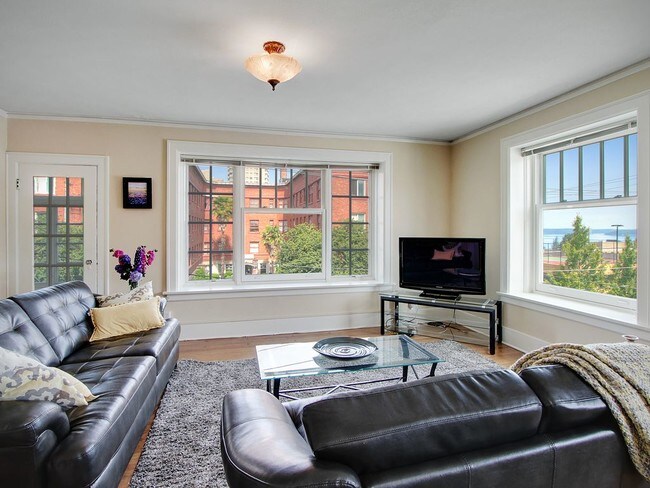 Photo - Town House Apartments (Vistaproperties.us)