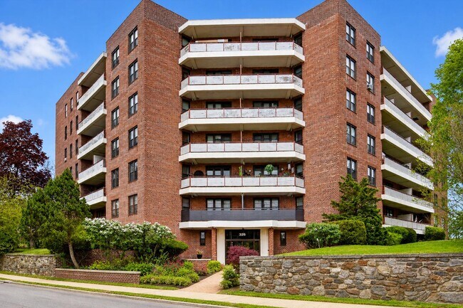 Photo - 325 King St