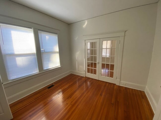 Photo - Spacious Duplex Unit Near Duke and Downtown / All Appliances and Fenced Backyard Unidad B