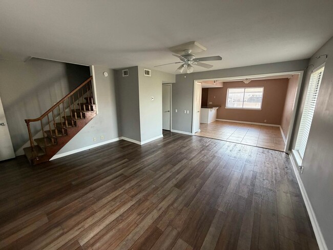 Photo - 211 Lakebend Cir