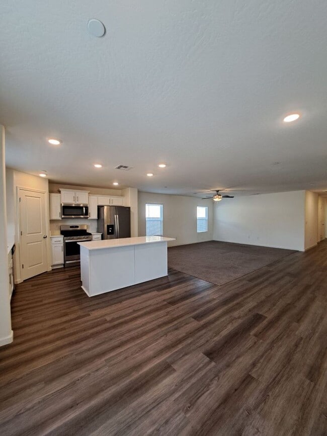 Building Photo - Beautiful 4 Bedroom Home in Madera, Ca!