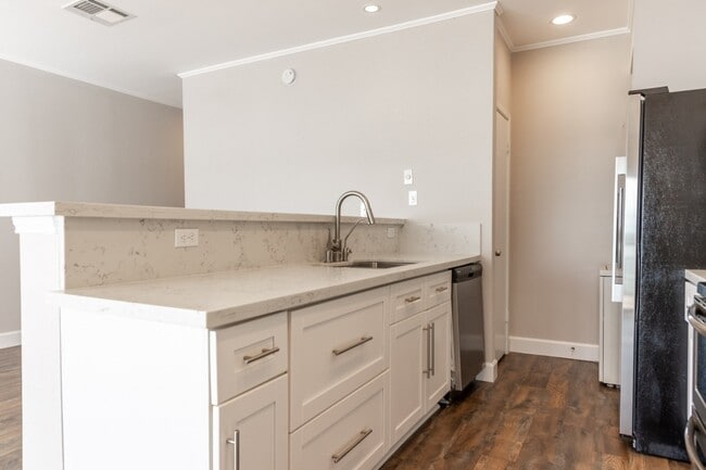 Building Photo - 401 Lakeside Ln Unit True