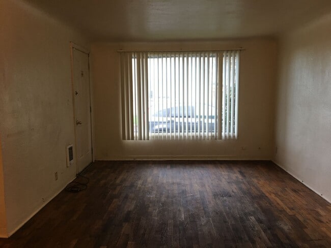 Photo - 1680/1690 W. 8th Pl Unidad 1690
