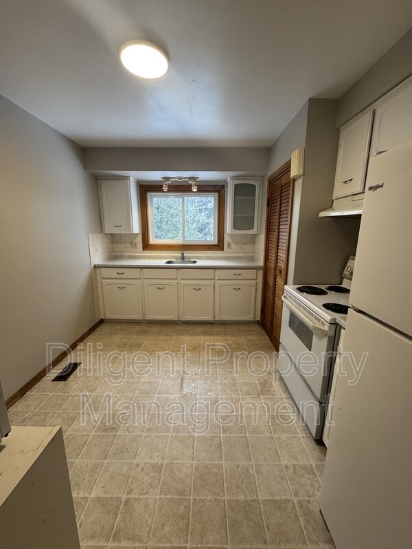 Photo - 927 Ellesmere Ave