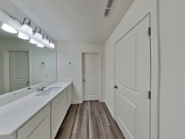 Photo - 126 Saginaw Ct