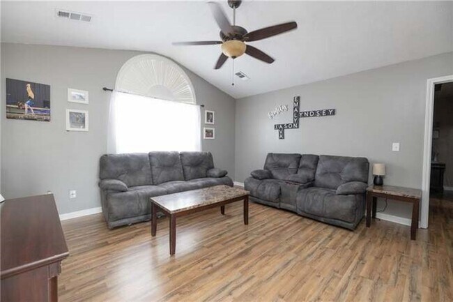 Photo - 5 Bedroom home available to rent!