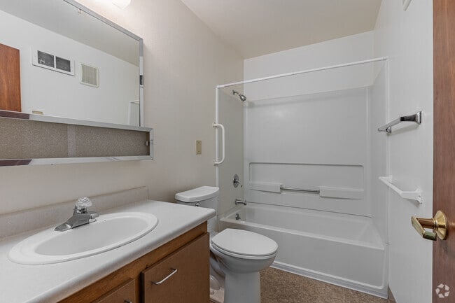 1BR, 1BA - 548SF - Bathroom