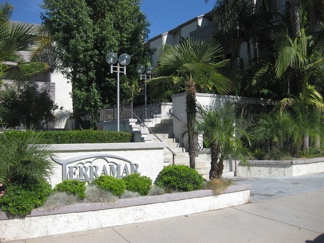 Building Photo - Beautiful 2-Bed, 2-Bath Winnetka Condo – S... Unit 135