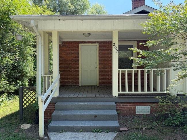 Building Photo - Swannanoa - Newly Renovated Beacon Village Cottage