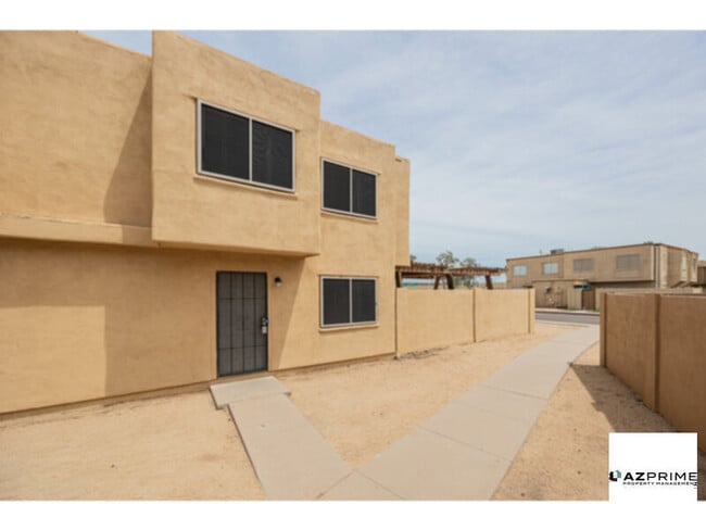 Building Photo - Live with Ease and Style in this Upgraded Phoenix 3/1 Townhouse Designed for Modern Living and Every