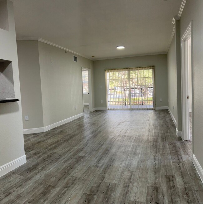 Photo - TOUR TODAY. APPLY TODAY. SAVE MORE Unidad 10128-B2 - Bostonian