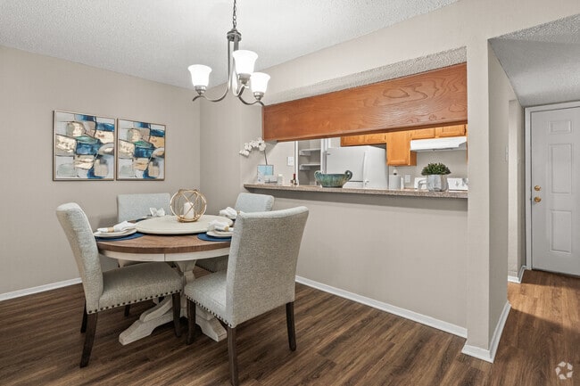 2BR, 2BA - 1011SF - Dining Room - Woodlake Apartments