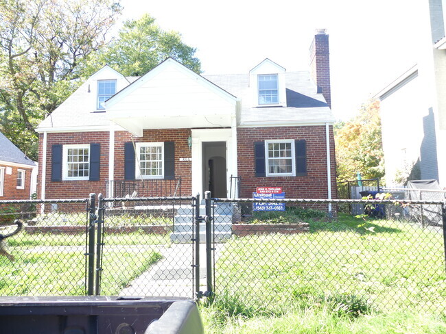 Building Photo - 866 N Abingdon St Rental