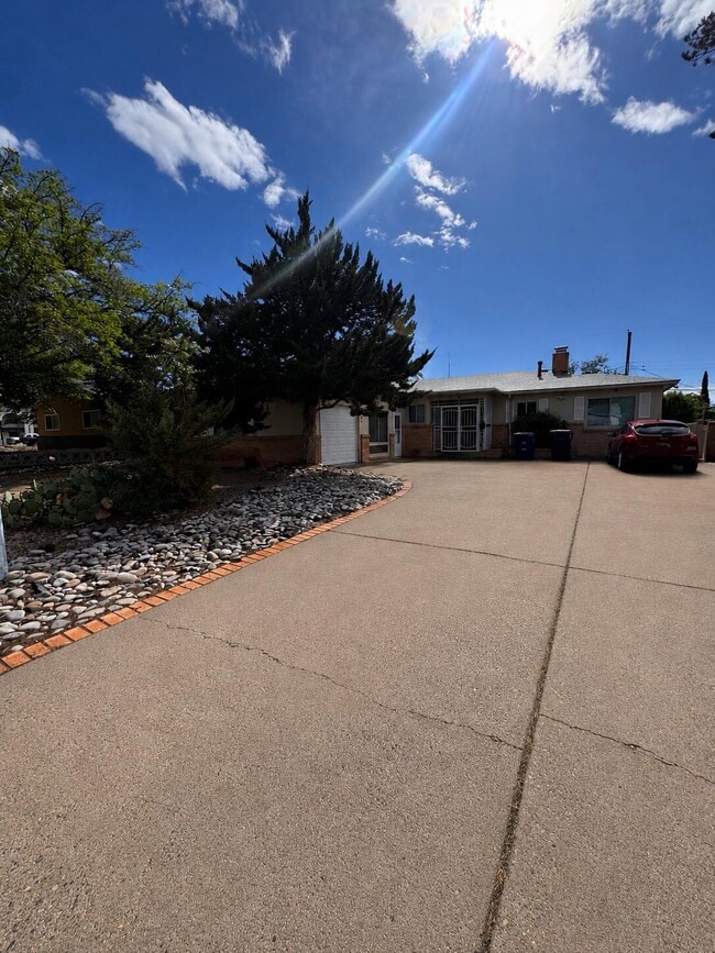 Building Photo - 1205 Valencia Dr NE