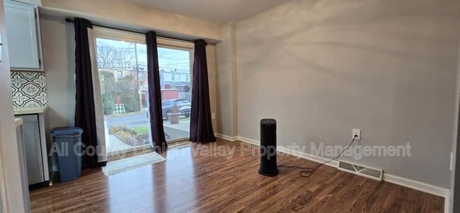 Photo - 405 S St George St