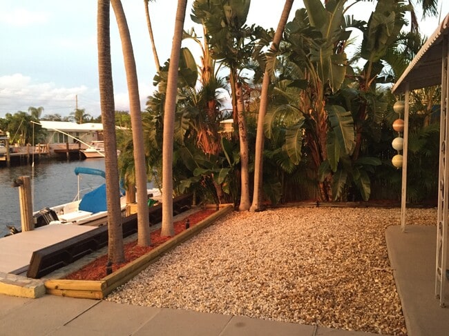 1791 SE 4th St Unidad Waterfront with Dockage