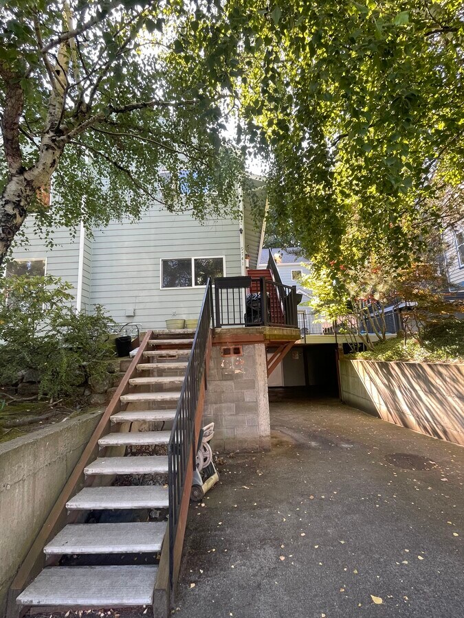 Photo - 9741 Woodlawn Ave N Unidad A