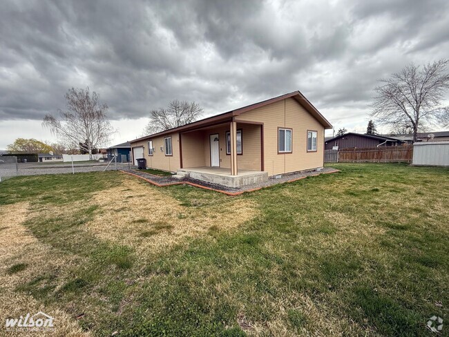Building Photo - Beautiful 3bd/2ba House in Selah with Wate...