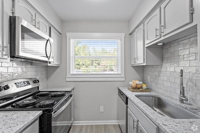 Building Photo - Beautiful Townhouse Near Downtown Clayton