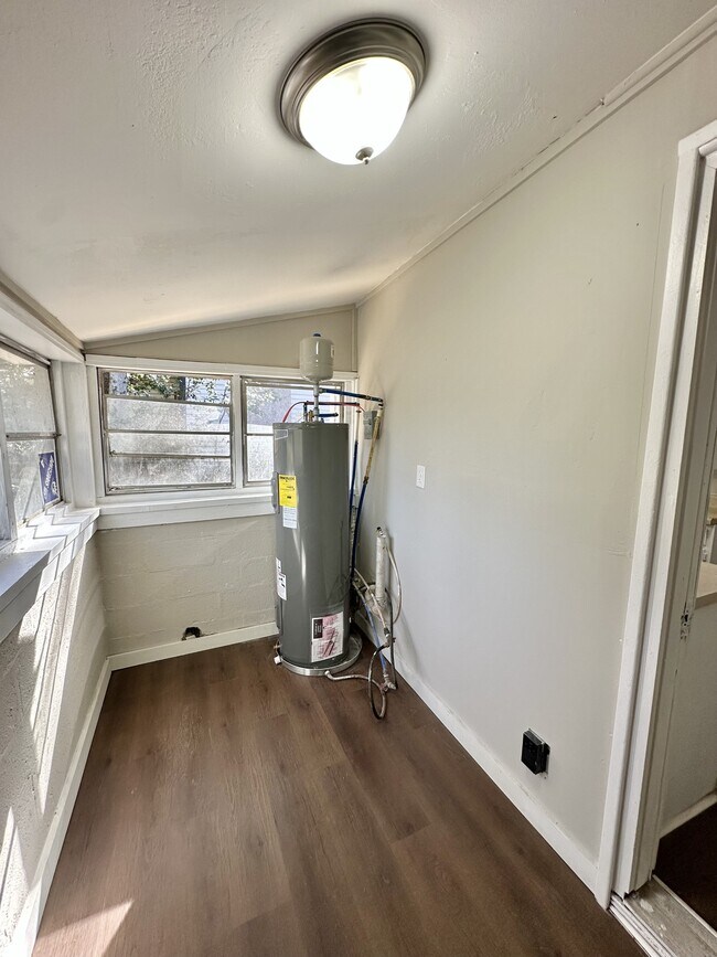 Photo - 941 47th Pl N