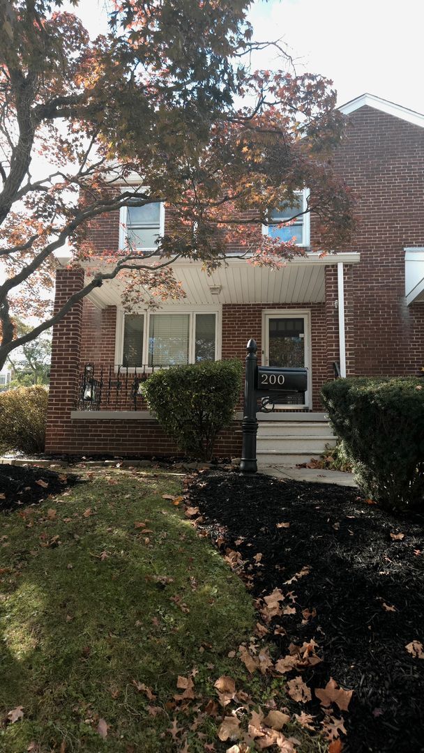 Building Photo - 3 bedroom, 1.5 bath end unit townhome